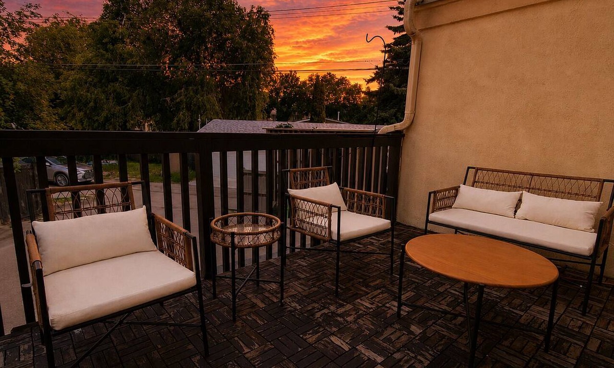 West Edmonton House | Chic Central 4BDRM Home-King Bed-AirHockey-Mins DT
