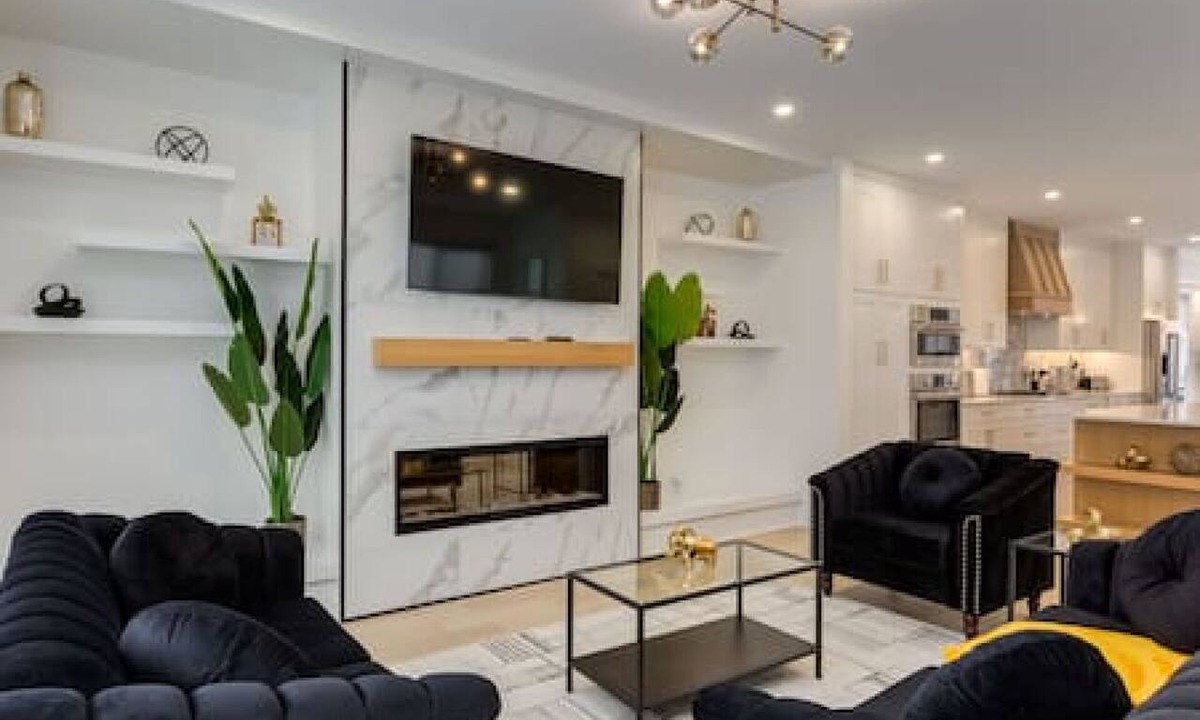 Banff Trail House | Chic Retreat 4 BR Near UofC & HWY , Free Parking