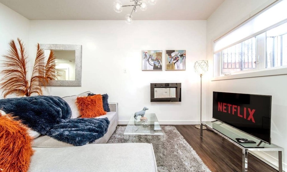 Jasper Place House | Chic Suite - Long Stays - King Bed - Fireplace &WiFi