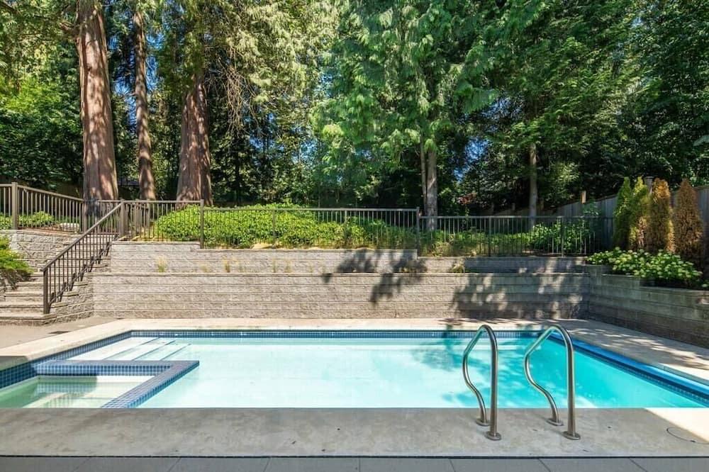 West Vancouver Villa | Cinematic Mansion with Pool and Hot tub
