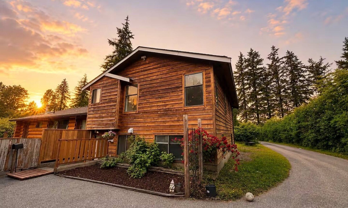 Willoughby House | City Center Farmhouse Acreage Land Country Retreat Near LEC