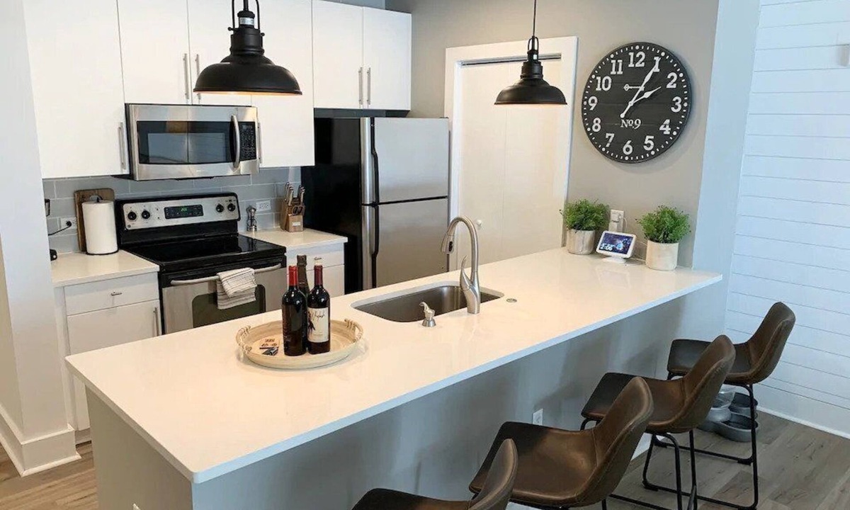 Kitsilano Condo | City Lights & Kits Vibes: Walk to Kits Beach & Granville Island!