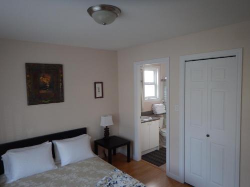 Coquitlam House | Clean and Quiet 2 bdr 2 bthr private entrance entire guests suite near Coquitlam Center mall and skytrain