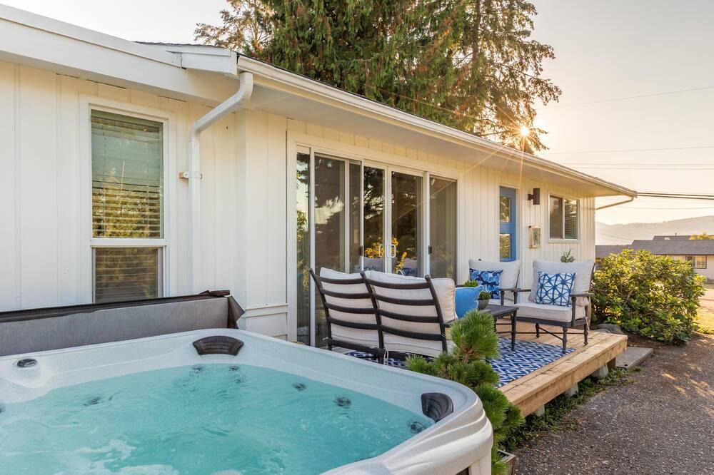 Vernon House | Colibri Hideaway- 3br cozy country getaway