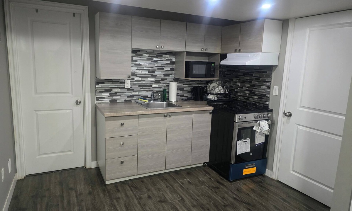 Evanston House | Comfortable Stay Evanston NW, Near Calgary YYC, Highways, Shopping & Parks