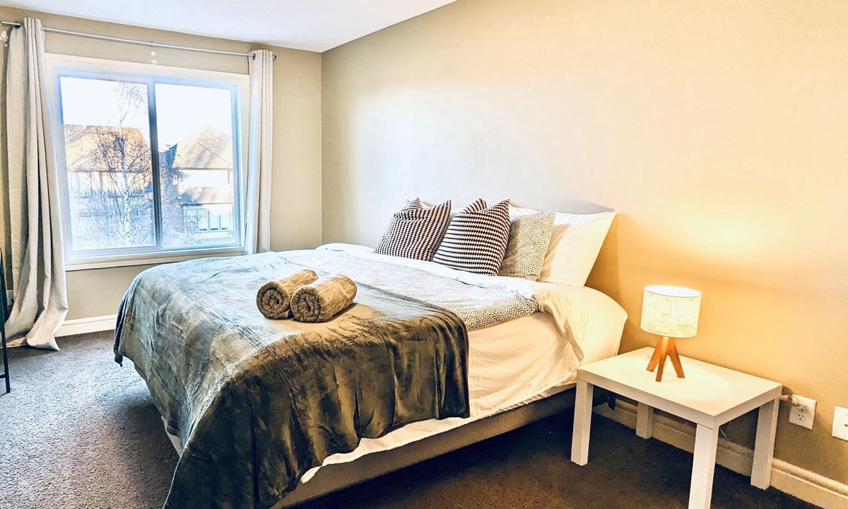 Southwest Edmonton House | Comfy home in Southwest Edmonton with KING bed