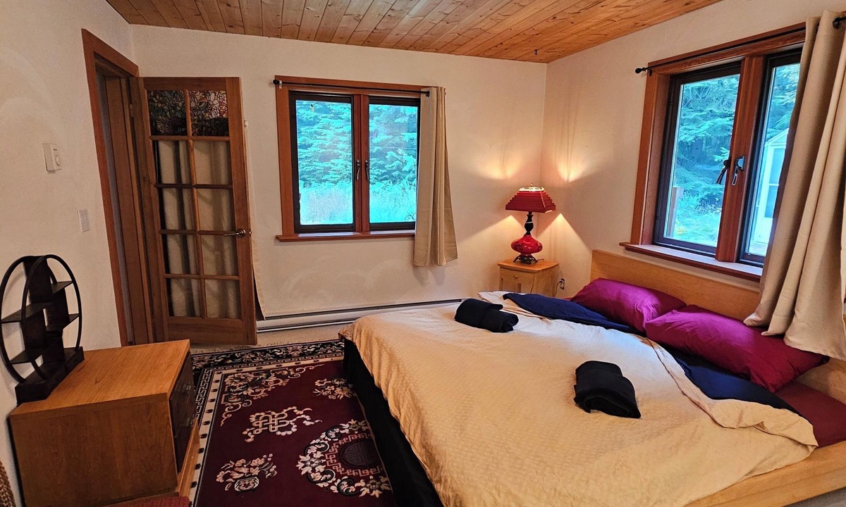 Sandon House | Country Manor Eco Home. Old growth on 10 acres. 5 min from beach. Pet friendly.