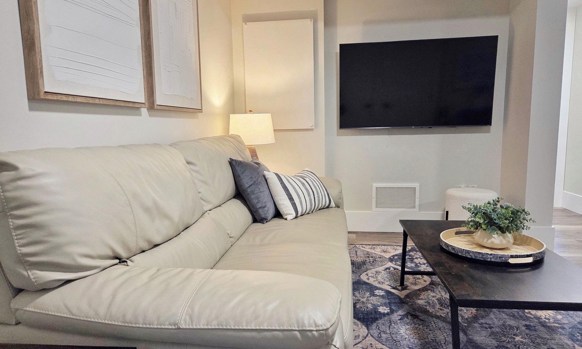 Eastern Hillsides House | Countryside Haven - King & Queen Bed
