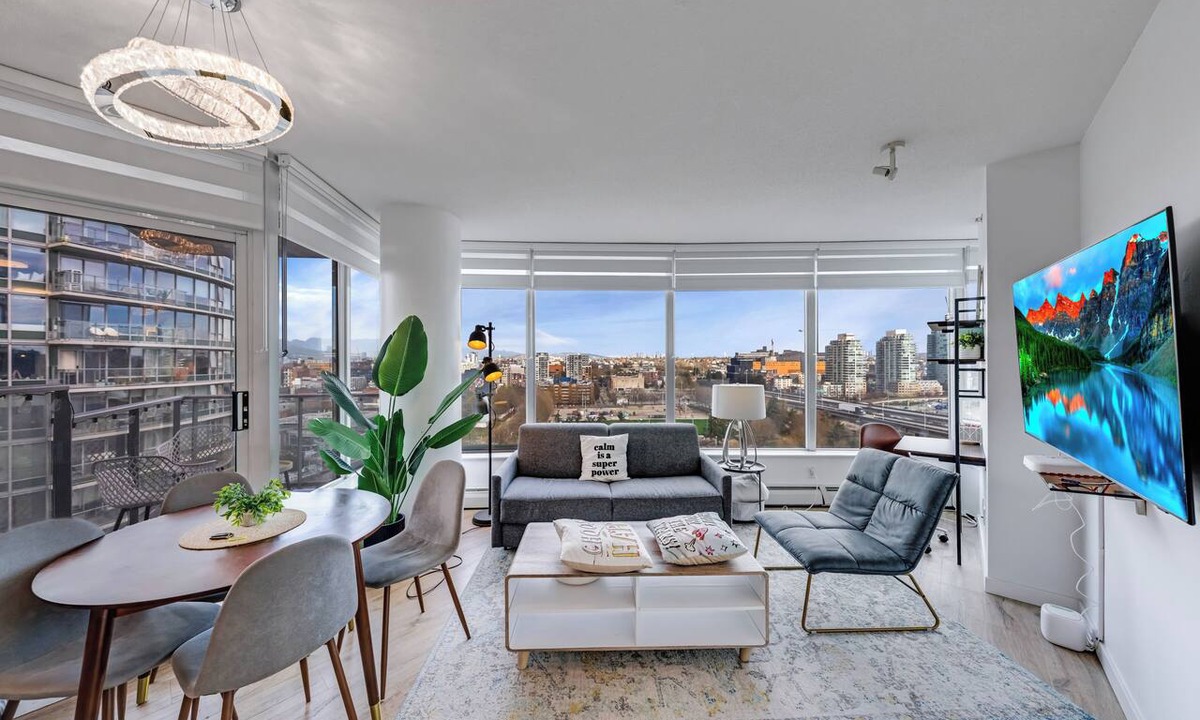 Crosstown Condo | Cozy 2 Bedroom 2 Bathroom Downtown Vancouver/Pool/Hot Tub/Free Parking