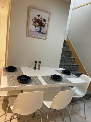 Fraserview House | Cozy 2 Bedrooms in Basement