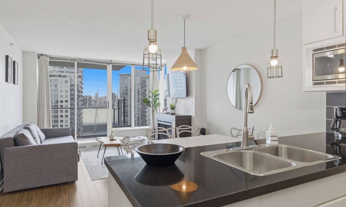 Gastown Apartment | Cozy 2BR Condo w/Pool & Gym near Roger Arena