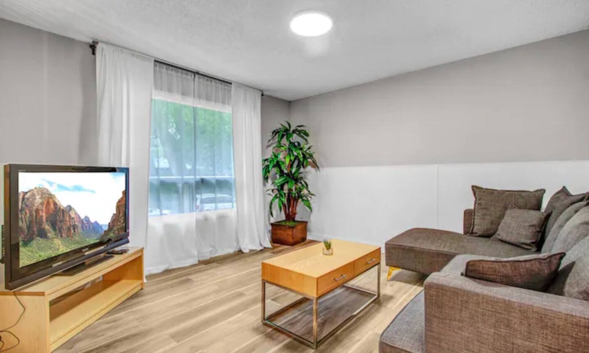 North Central Edmonton House | Cozy 3 bedrooms located near River Valley 10173