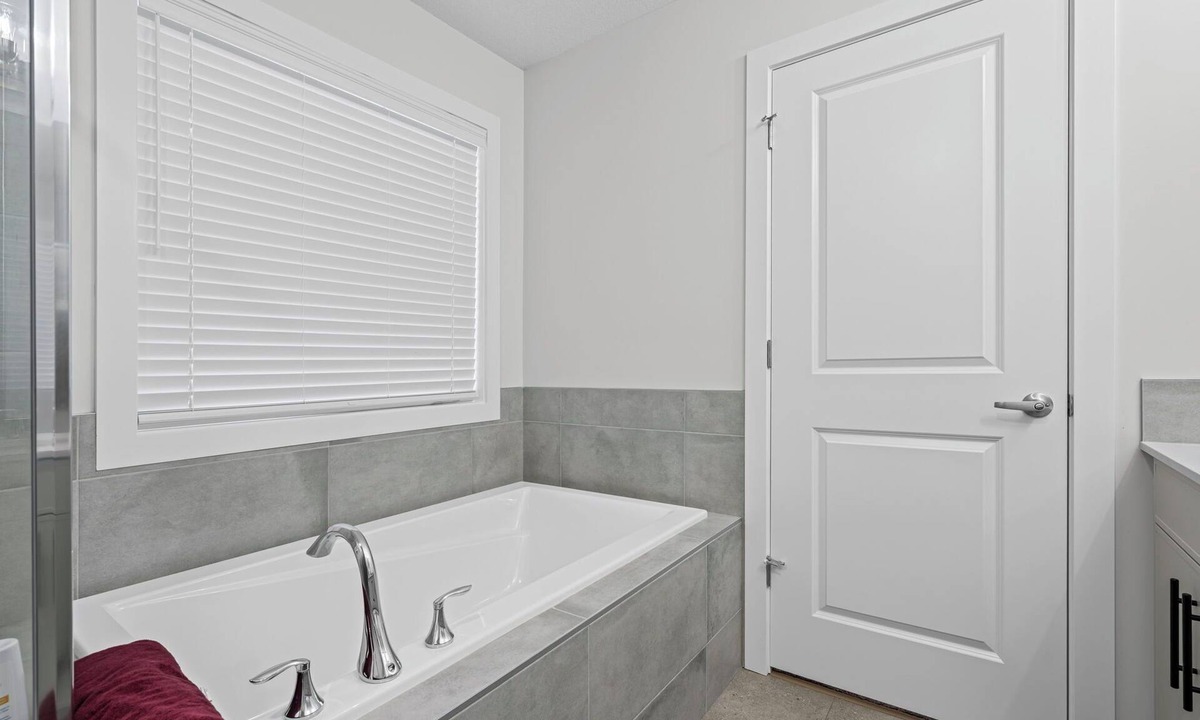 Southeast Edmonton House | Cozy 4BHK House/PEACEFUL