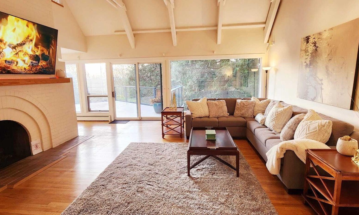 Kerrisdale House | Cozy 5 beds/4 bathrooms perfect for families or friends
