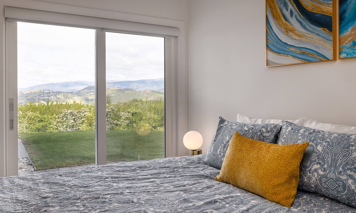 Rutland Apartment | Cozy and Comfortable- Close to airport, UBC