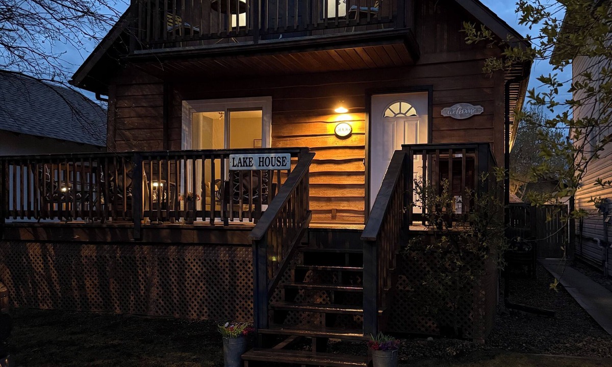 Sylvan Lake House | Cozy and Modern Lake House Gem-Steps from Beach🏖️Fire Pit🔥2 Verandas-Private yard