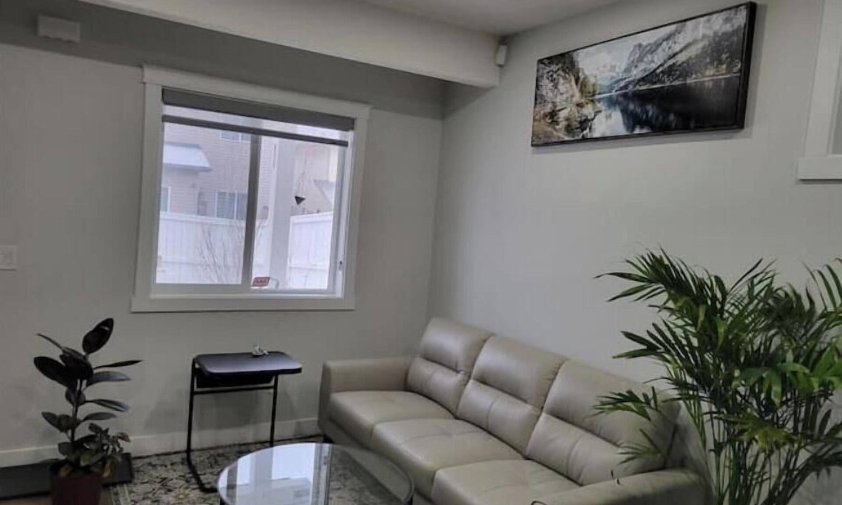 Panorama Hills House | Cozy and Modern Suite - Your Home Away from Home!