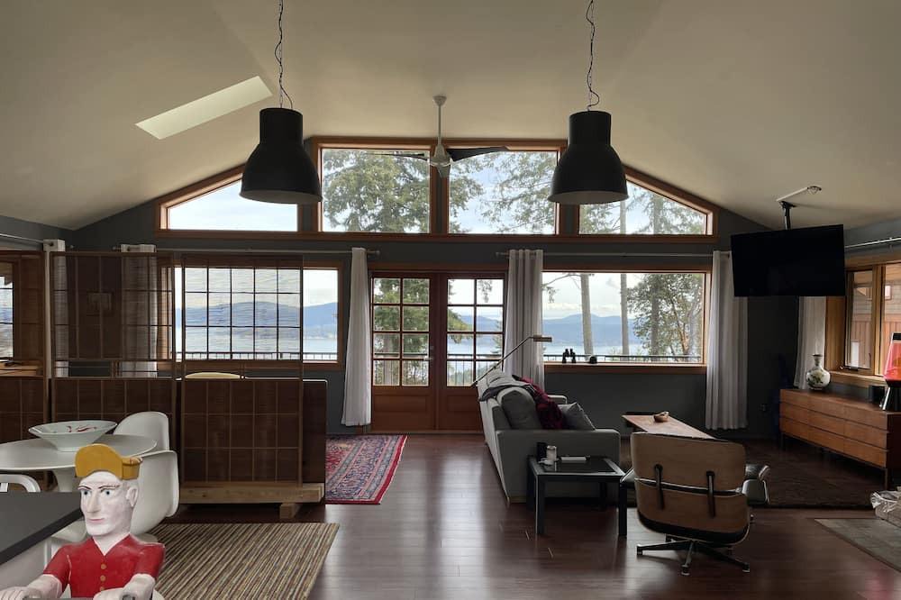 Salt Spring Island Apartment | Cozy Barn Loft
