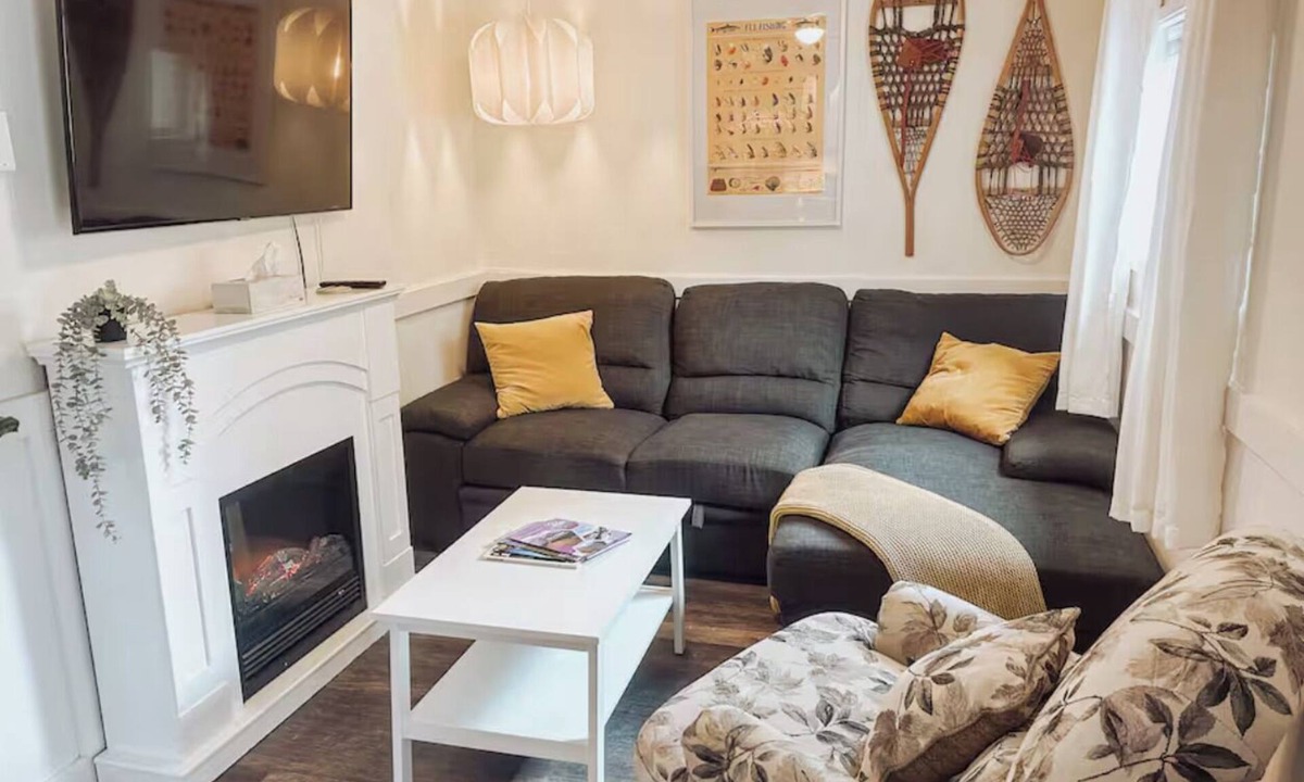 Castlegar House | Cozy Cabin C | Bearfoot Bungalows | Castlegar Nature Stay | Walk to River/Trails