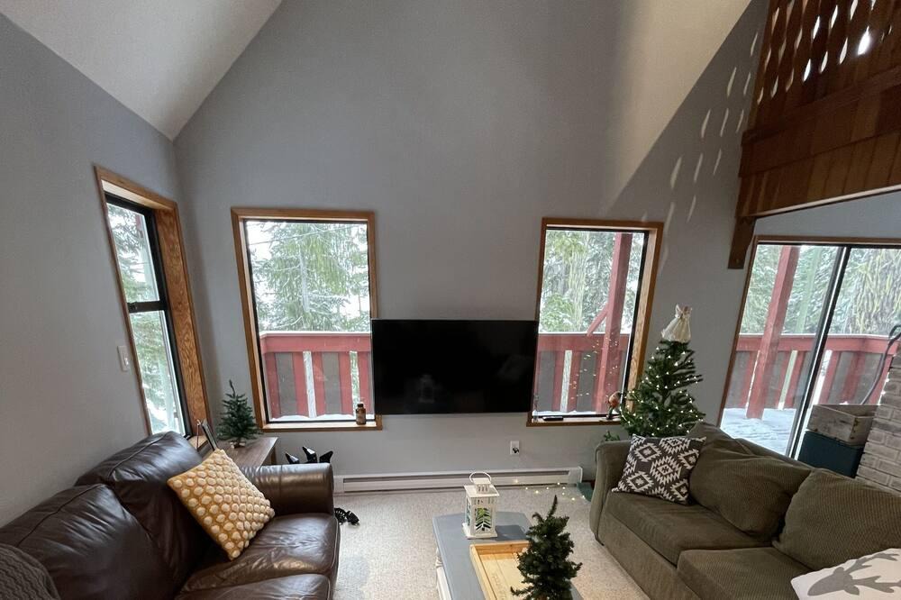 Courtenay Ski Chalet | Cozy Chalet in the Heart of the Apline Village