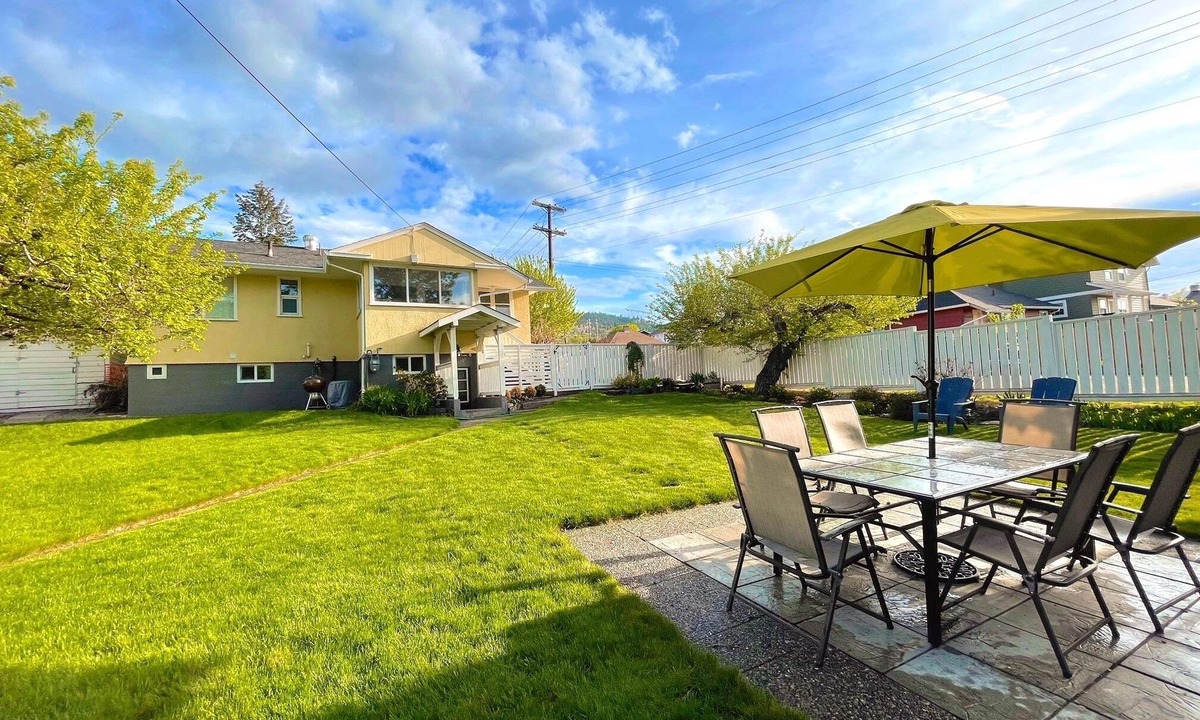 City Centre House | Cozy Character Home in Downtown: Private Garden, Kitchen, W/D, Den
