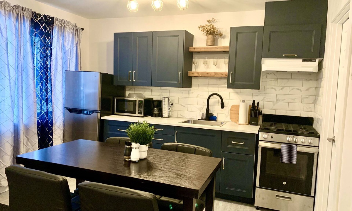 Golden Hotel | Cozy Downtown Suite - Walking Distance to Restaurants & shops - Quiet Area