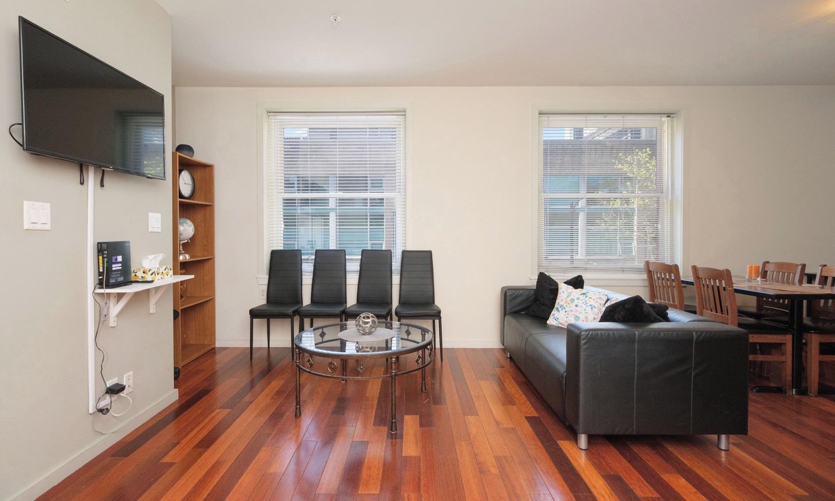 Coal Harbour Apartment | Cozy Downtown Vancouver Apartment Near Waterfront Station