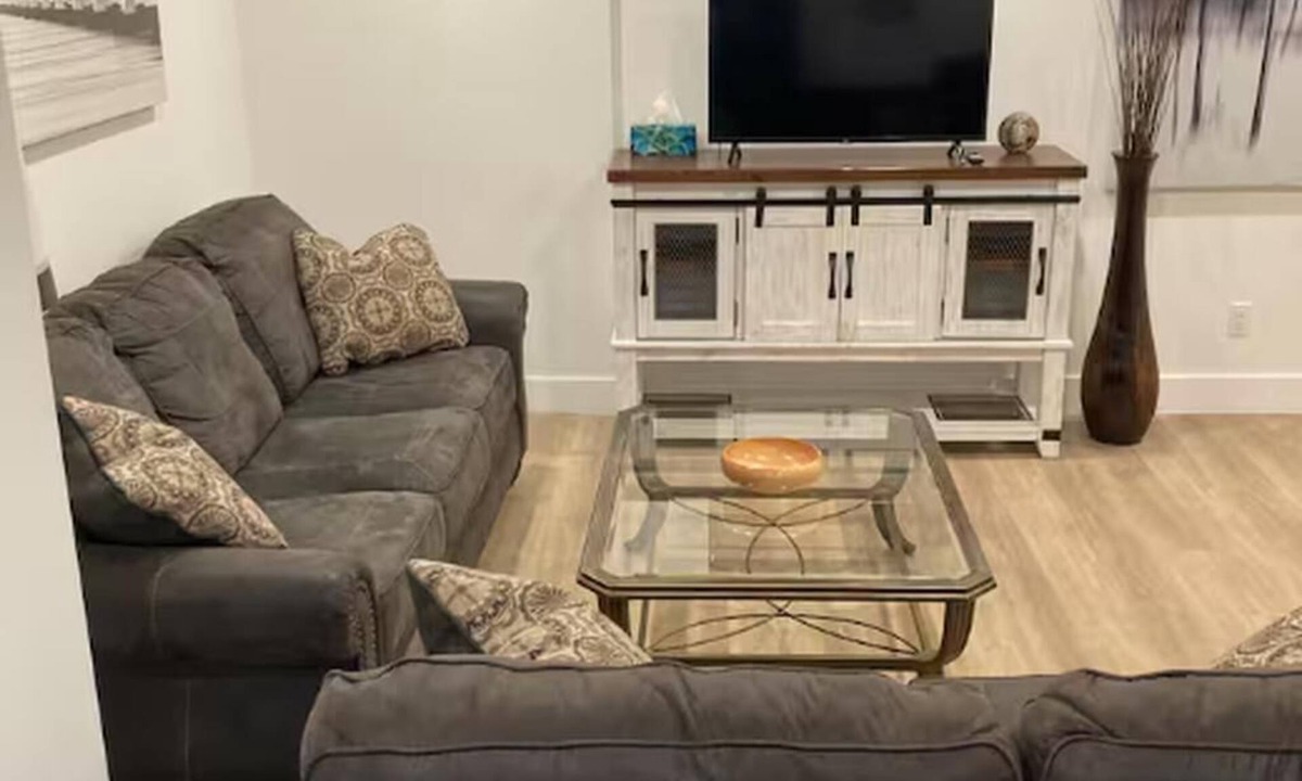 Delta House | Cozy, fenced in, pet friendly suite in beautiful Tsawwassen