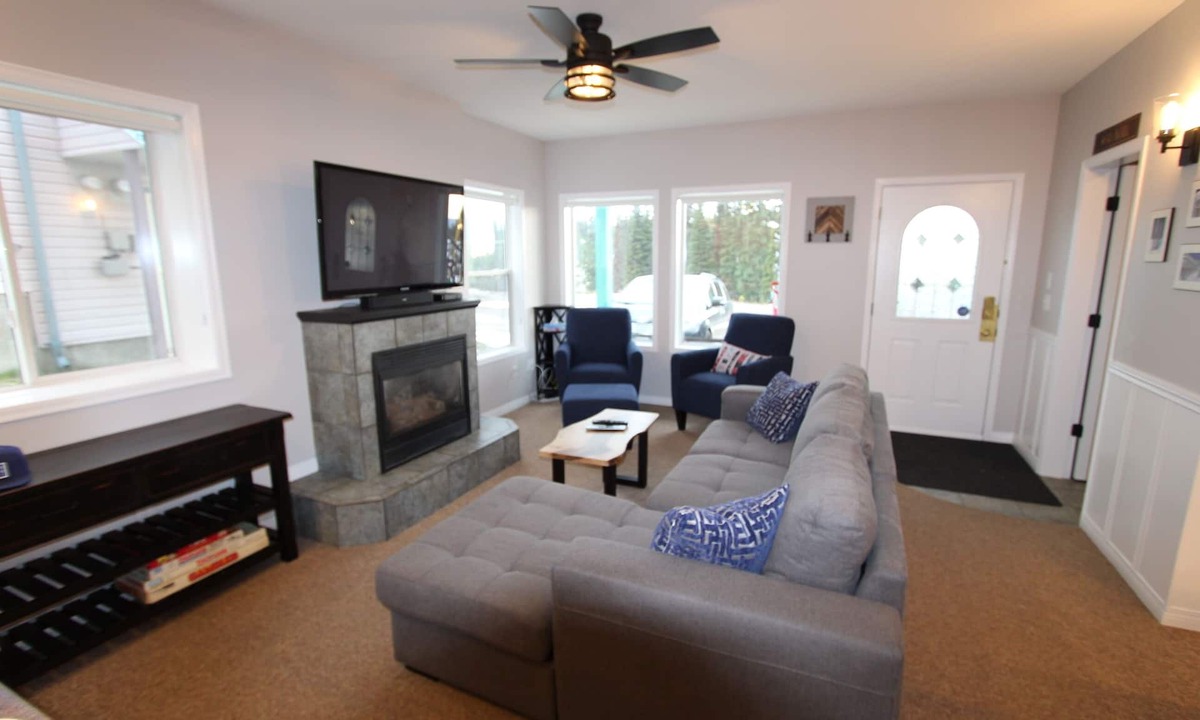 Silver Star Mountain Apartment | Cozy ground level suite with private hot tub - close to the Attridge Chair