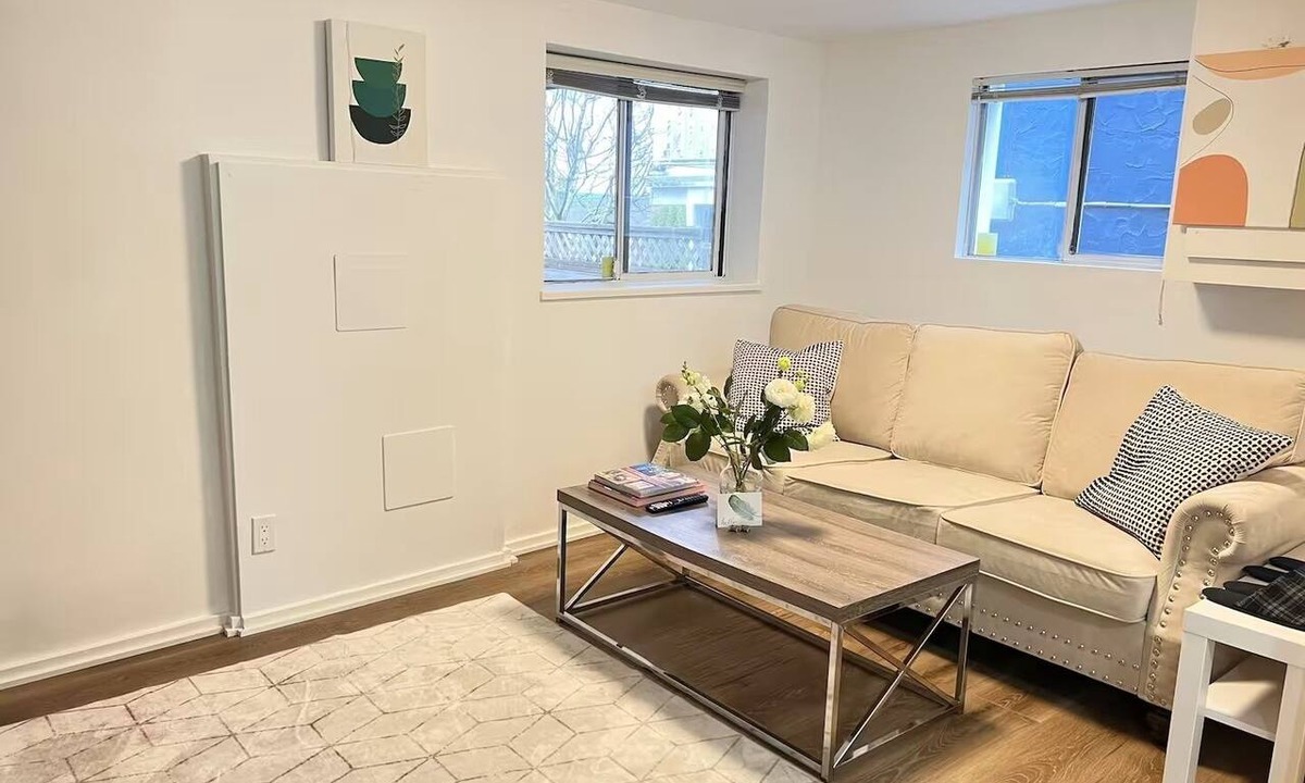 Ambleside House | Cozy Guest Suite – Walk to Ocean & Shops