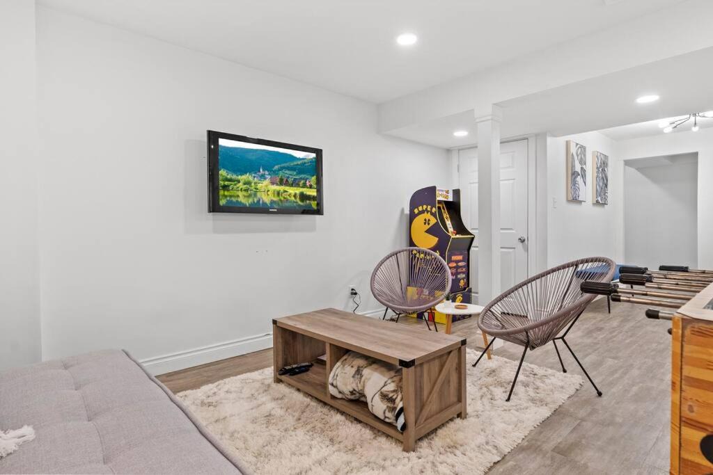 West Edmonton House | Cozy Home - 9mins to WEM -Foosball -Vintage arcade - Air conditioning