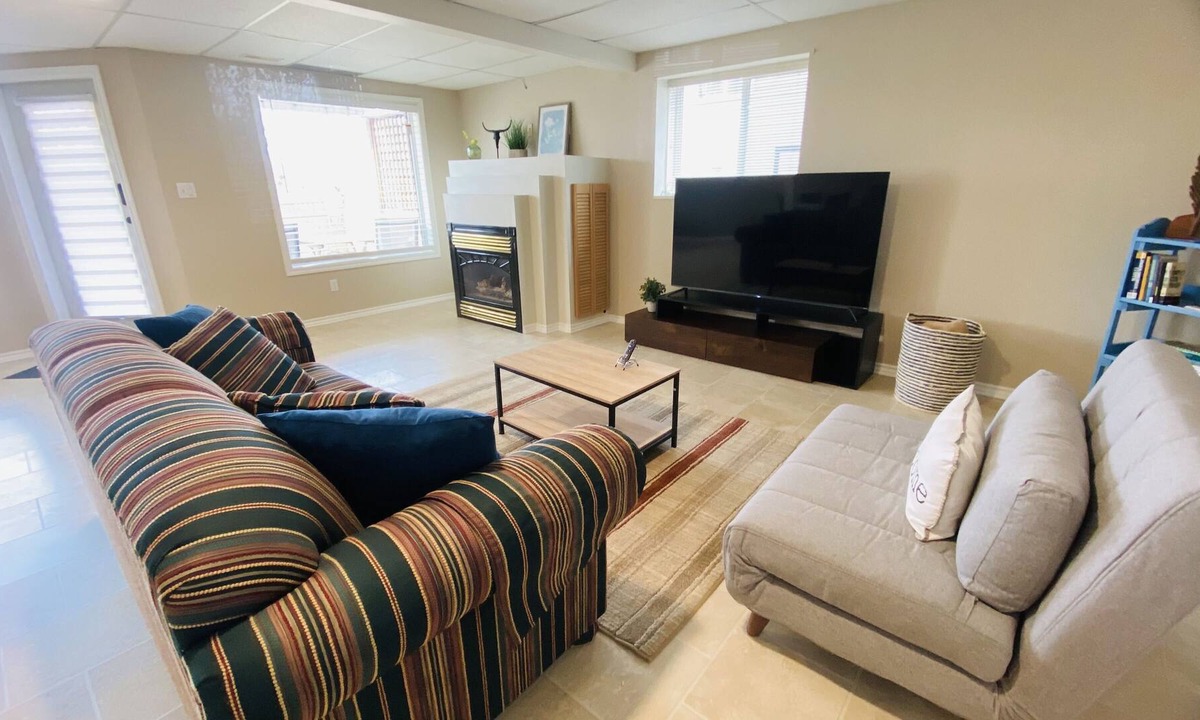 Vernon House | Cozy Home Getaway ★Kitchen ★Laundry ★Fireplace @ Middleton Mountain