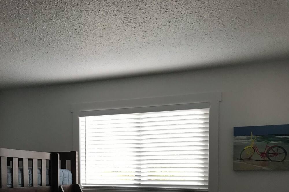 Downtown Kelowna House | Cozy home in the heart of the brewery district, 5 min walk to the beach