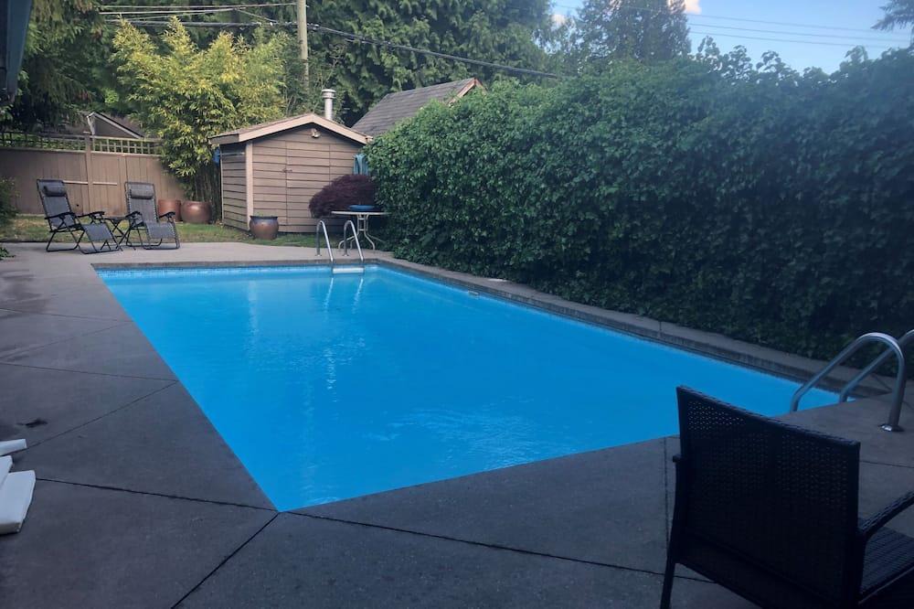 District of North Vancouver House | Cozy house with heated pool