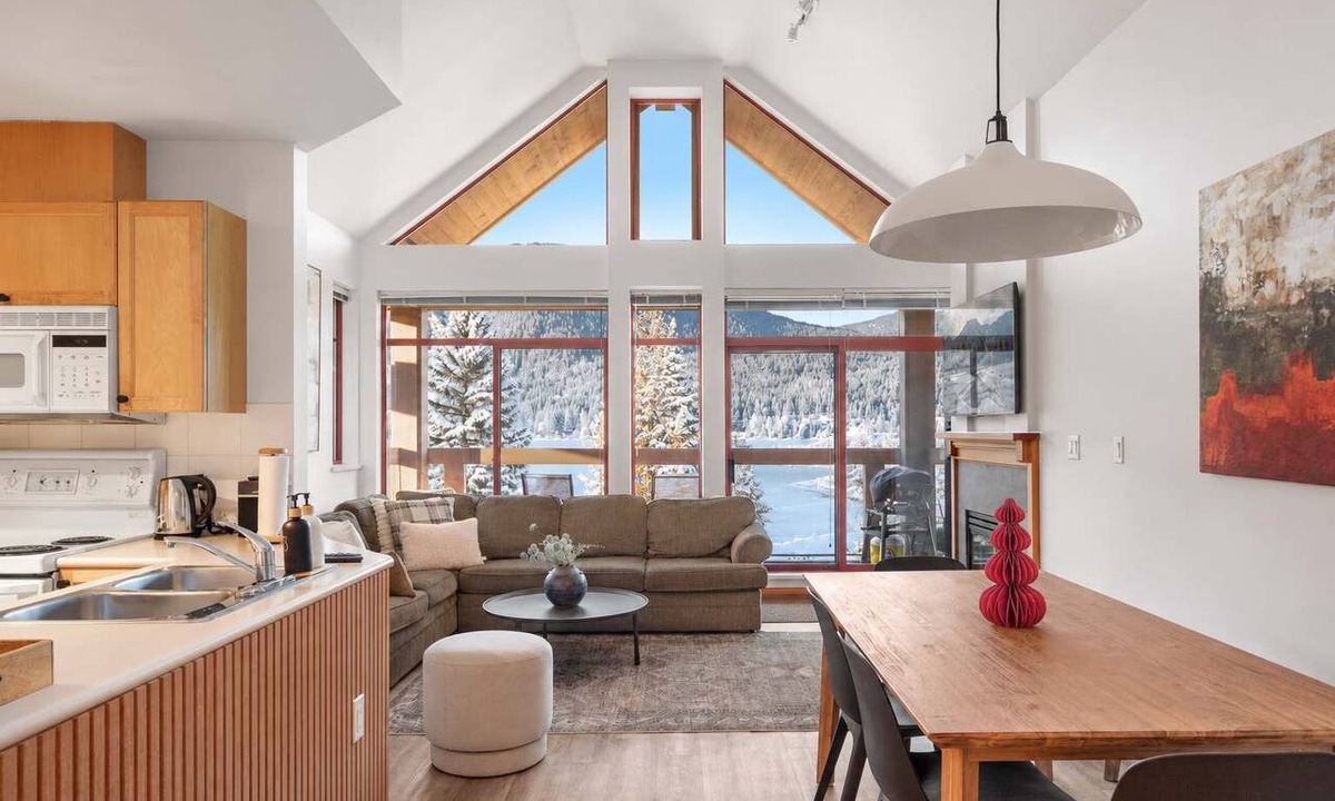 Nicklaus North Apartment | Cozy Lakefront Whistler Condo -Mountain, Lake View