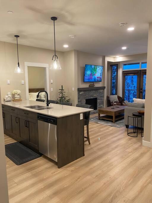 Sun Peaks House | Cozy Modern Ski-in & Ski-out, Hot Tub, Townhouse