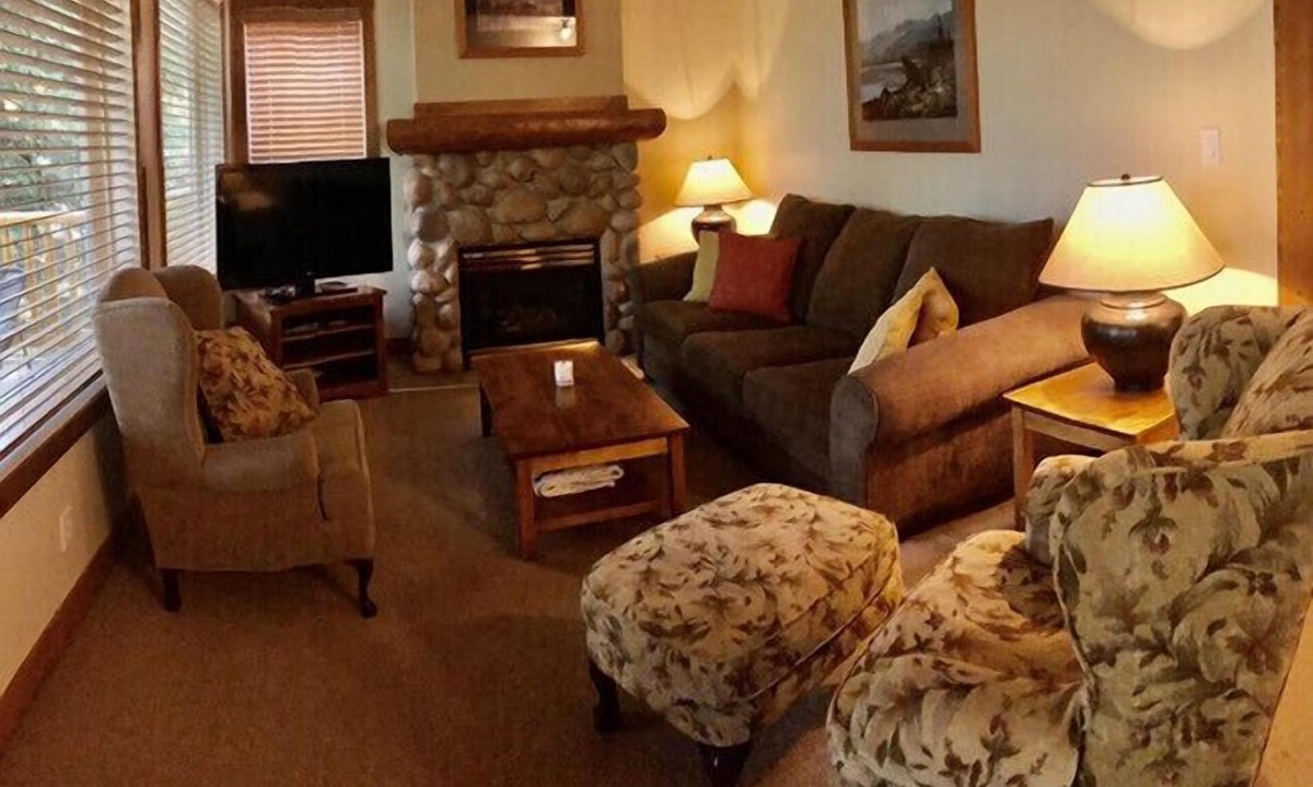 East Kootenay Condo | Cozy Mountain Retreat with Hot tub!