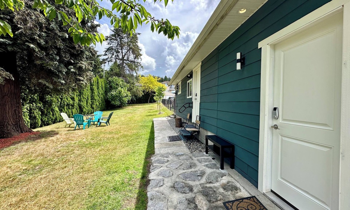 Burnaby House | Cozy new 1-bed studio suite with AC & big private yard in charming Burnaby