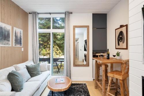 Blackcomb Apartment | Cozy Room at Glacier Lodge
