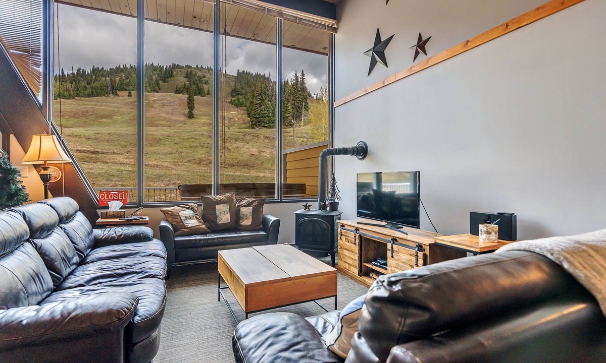 Silver Star Mountain Hotel | Cozy Ski-In/Out Retreat with Hot Tub & BBQ