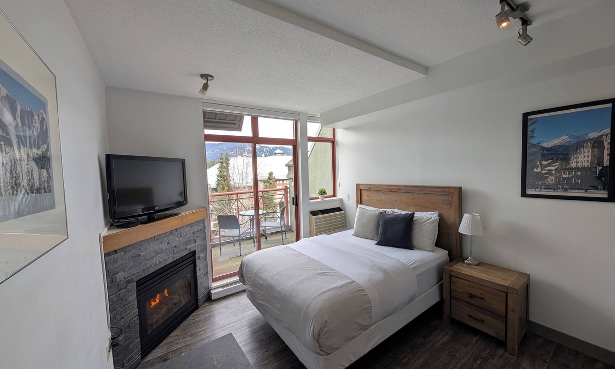 Whistler Village Apartment | Cozy studio on Main Street with hot tub, sauna and gym