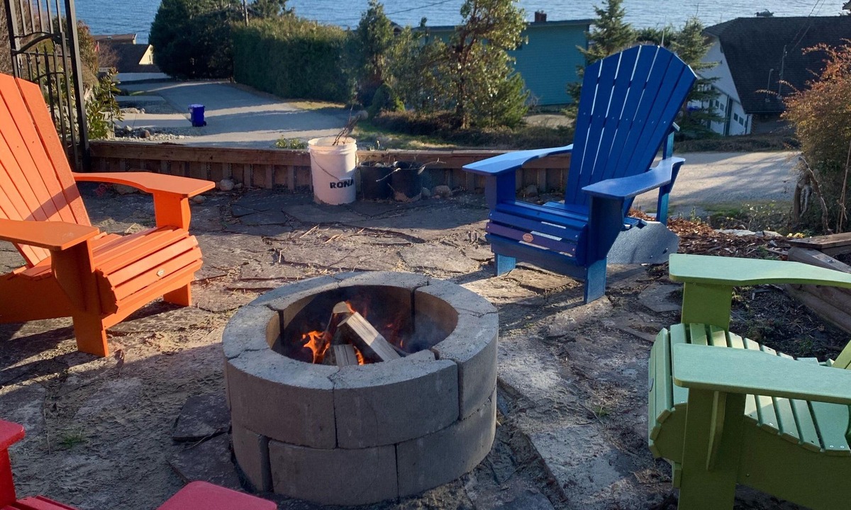 West Sechelt House | Cozy studio with amazing ocean views