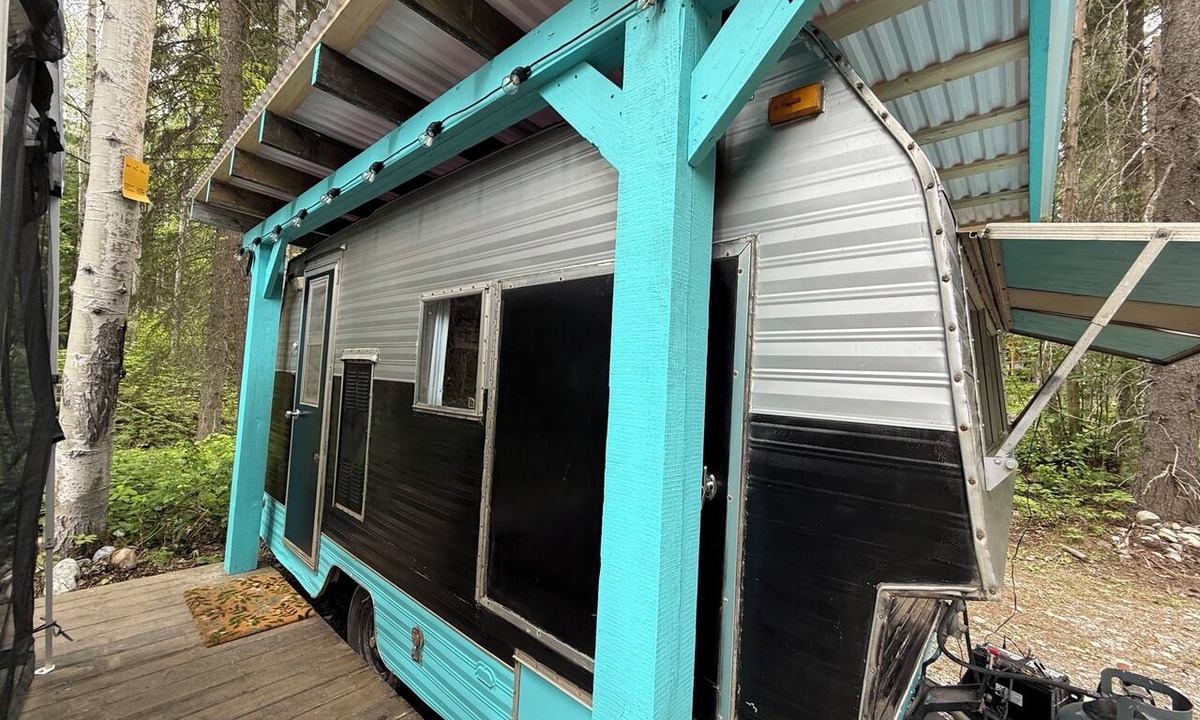 Golden House | Cozy Vintage Camper - Tealy Wheely
