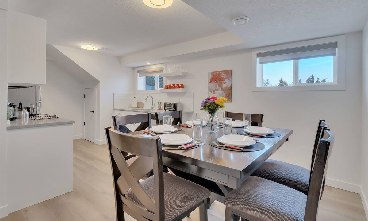Southeast Edmonton Apartment | Crawford -Trendy 3-BR Suite, Central | Wi-Fi & TV