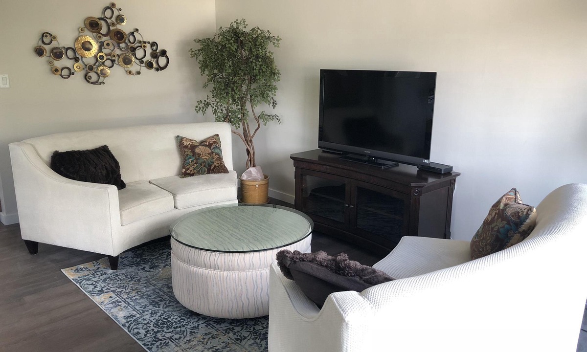 Rutland House | Creekside Retreat in town
