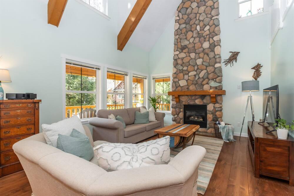 Lindell Beach Cottage | Cultus Lake Private Forest 2BR+Loft Cottage Resort Style