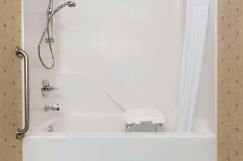 Brooks Hotel | Days Inn & Suites by Wyndham Brooks