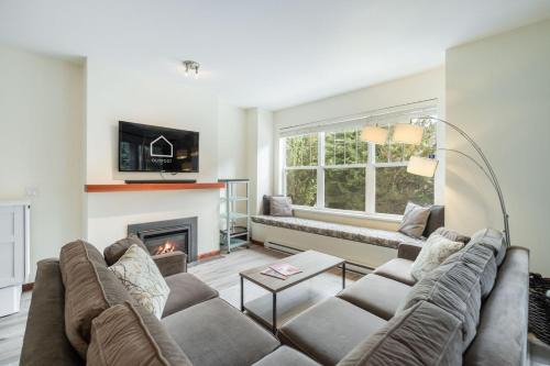 Blueberry Hill House | Deer Run 204 by Outpost Whistler