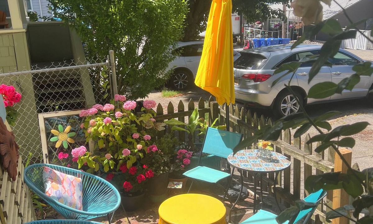 White Rock Cottage | Delightful 3-bedroom cottage in charming White Rock