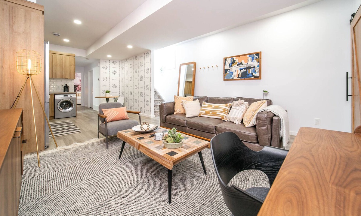 West Edmonton Apartment | Designer Suite | Long Stays | Mins from 124 ST